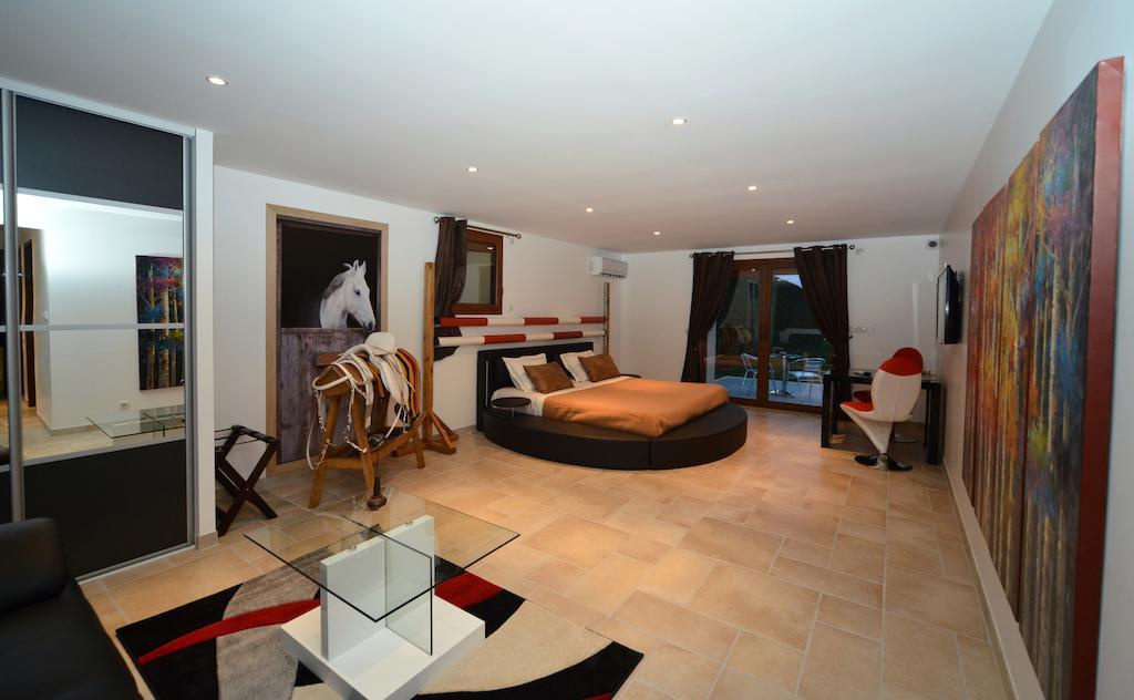 Domaine De La Garde Bed & Breakfast Вона Стая снимка